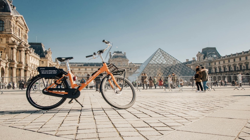 A Rental Bicycle Standing on the Background of the Louvre in Paris, France https://www.pexels.com/photo/a-rental-bicycle-standing-on-the-background-of-the-louvre-in-paris-france-16461615/