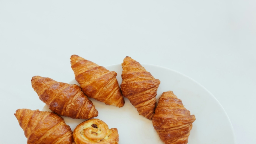 Croissant https://unsplash.com/photos/baked-croissants-93NV4sBJs_M