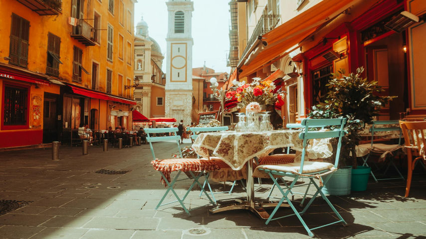 Flowers on Table on Street in Nice, France https://www.pexels.com/photo/flowers-on-table-on-street-in-nice-france-7102941/